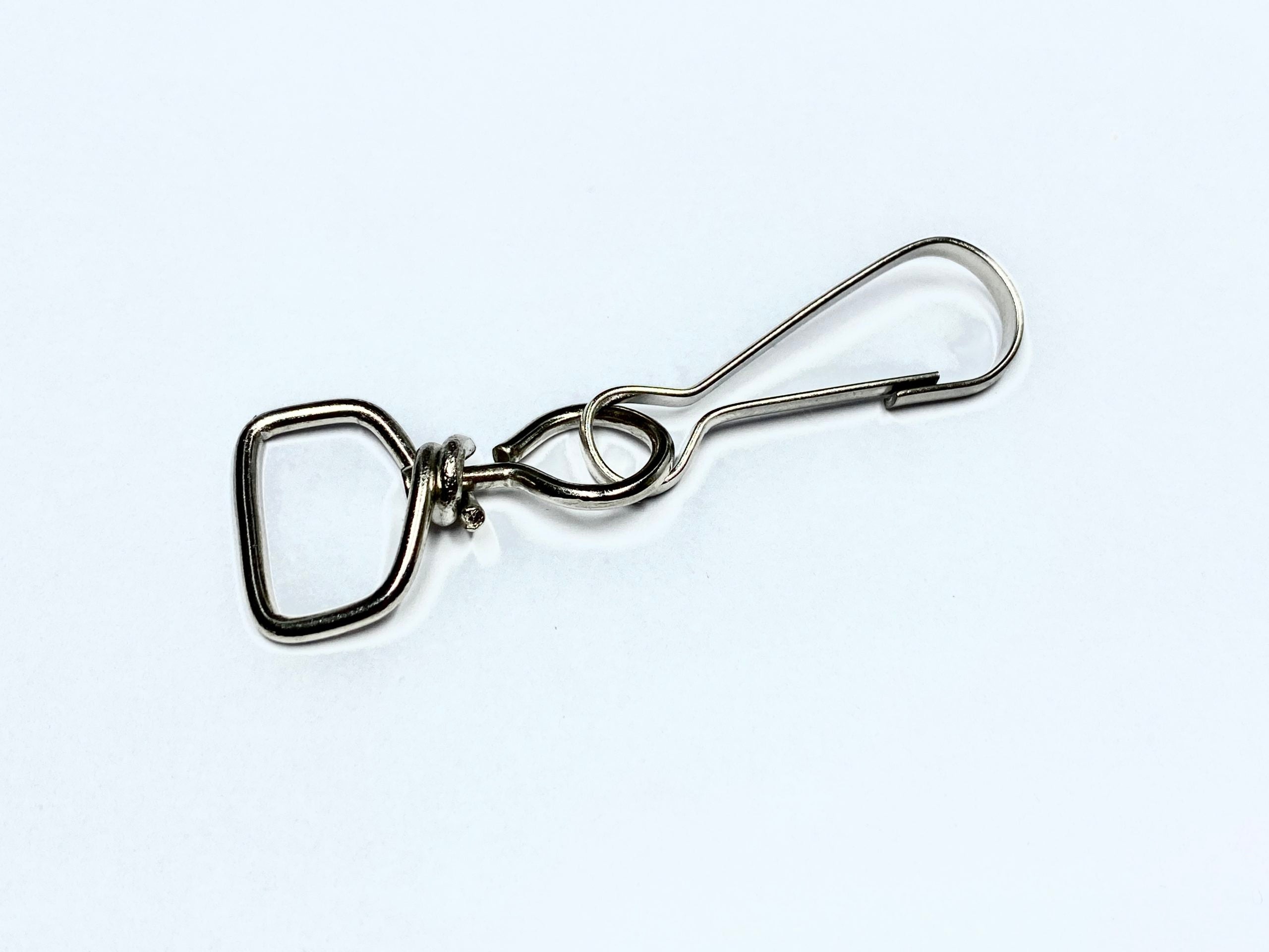 Bandolas con argolla giratoria y mosquetón de alambre para gafete o mochilas, con acabado níquel plateado. Mosquetón de 40 mm de largo y 19 mm de paso para cinta. Bandolas con argolla giratoria y mosquetón de alambre para gafete o mochilas, con acabado níquel plateado. Mosquetón de 40 mm de largo y 19 mm de paso para cinta.